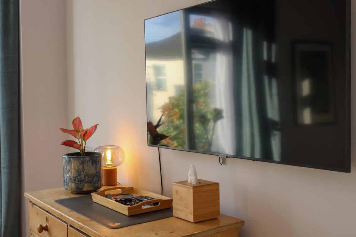 Modern Double Bedroom In 1 Londra