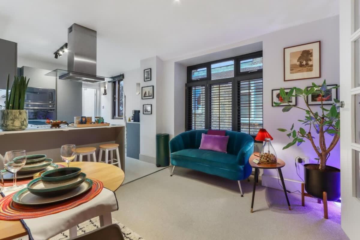 Modern Double Bedroom In 1 Londra