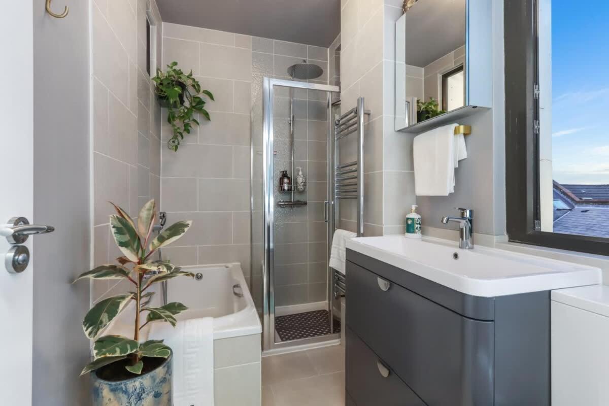 Modern Double Bedroom In 1 Casa vacanze Londra